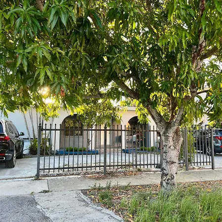 Coral Gable Studio W/Free Parking & Wifi-2