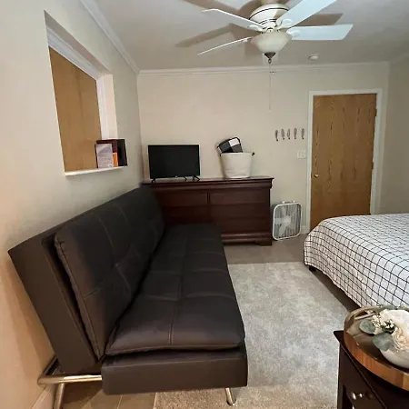 Near Airport Guest Suite-2