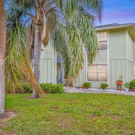 Colorful Condo W/Shared Pool, Free Wifi, Central A/C - Blocks From The Beach-2