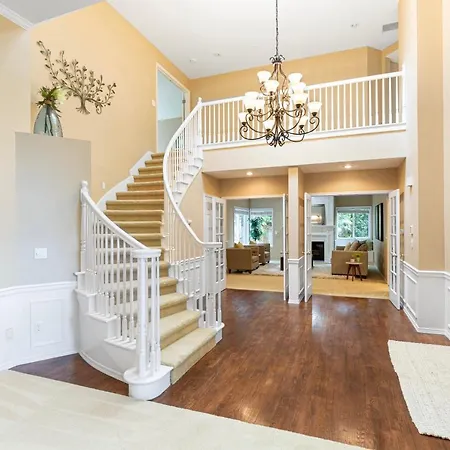 Upscale Beautiful House In Bellevue, Wa-3