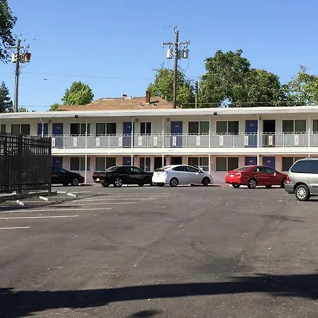 Travelodge By Wyndham Sacramento Convention Center-2