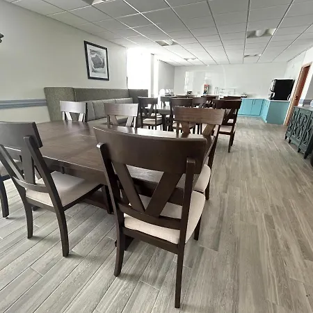 Clarion Inn & Suites Grand Rapids Airport-3
