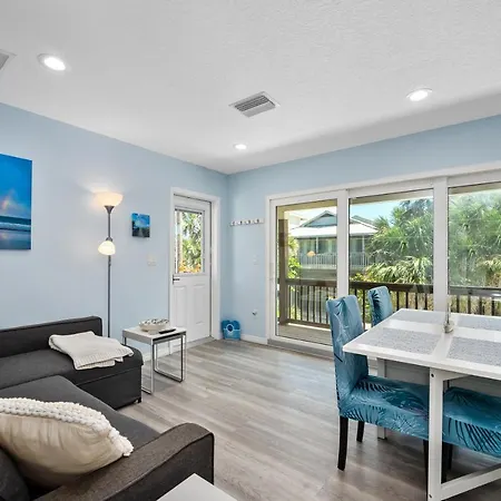 Dog Friendly Loft Steps From Beach With Gas Barbecue Grill And Upstairs Deck!-2