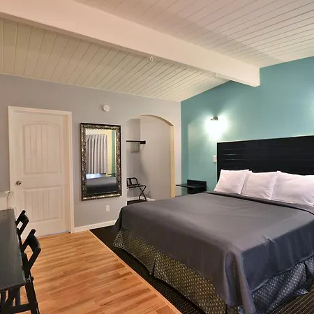 Lodge At 32Nd-2
