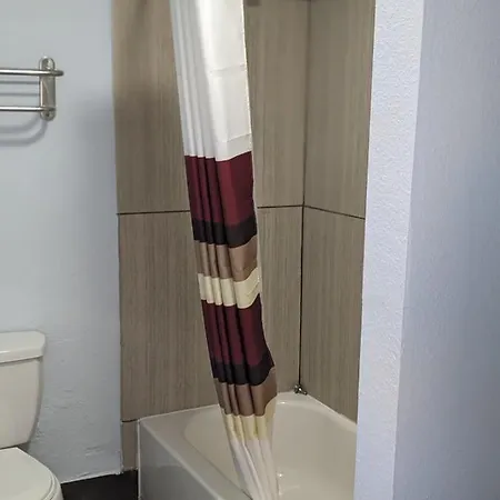 Budget Inn Alexandria-3