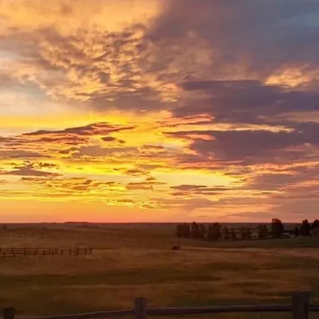 Yellowstone Cattle Baron Ensuite, Private Entrance & Parking - Prairie Rose B&B-3