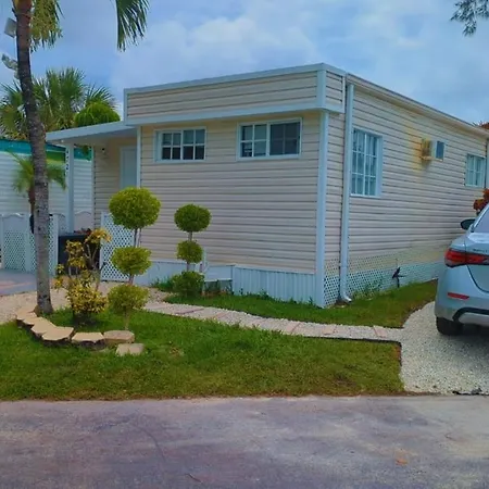 Lakeside Retreat: Private Room with Entrance Near Hard Rock Casino-3