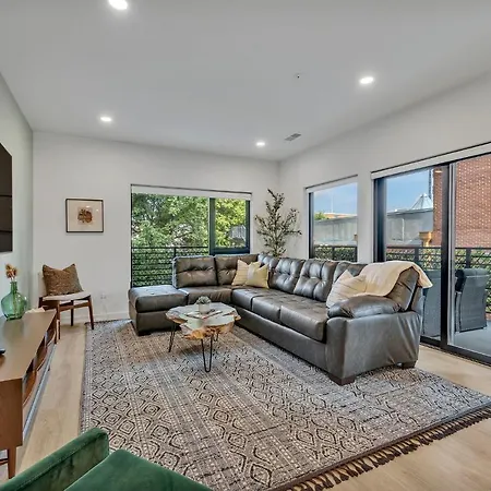Huge Downtown Corner Unit- Pool-Gym-Walk 2 Broadway-3