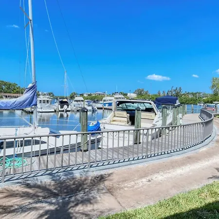 Waterfront Room, Heated Pool, Tiki Bar & Grill-2