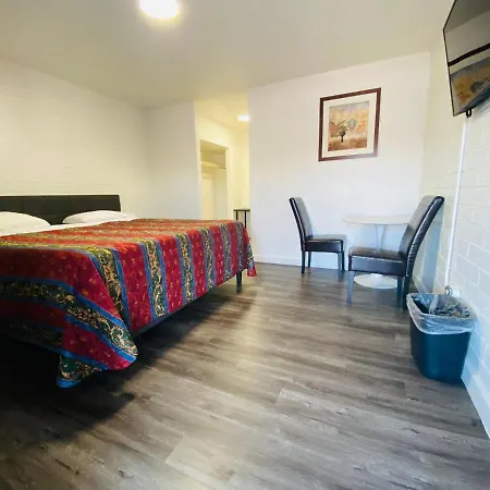 Lucky Cuss Motel-3