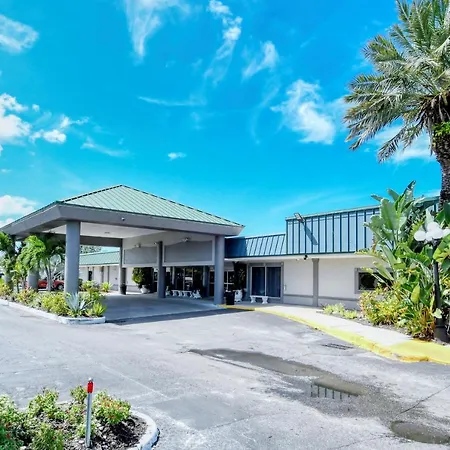 Heated Pool, Bunk Beds, King Bed, Huge Tv, Marina, Tiki Bar-3