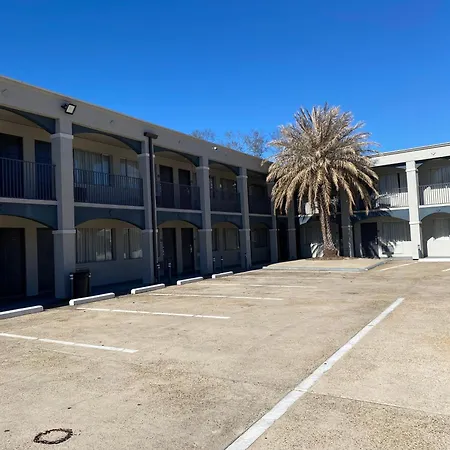 Howard Johnson By Wyndham Historic Lake Charles-2