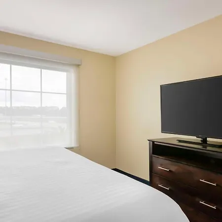 Best Western Plus Brunswick Inn & Suites-3