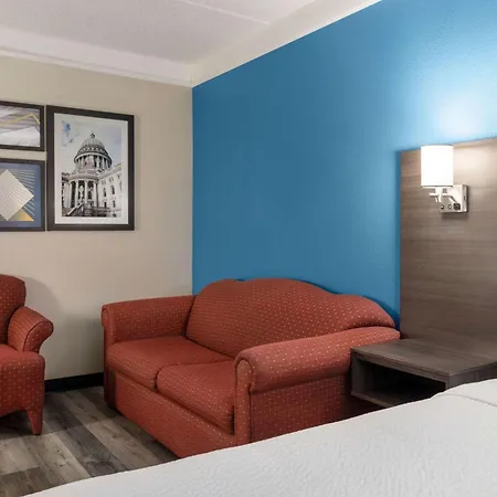 La Quinta By Wyndham Madison American Center-2