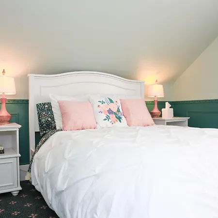 Stone Chalet Bed & Breakfast Inn-3