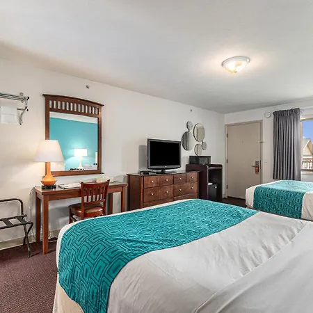 Howard Johnson By Wyndham Traverse City-3