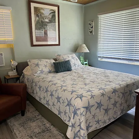Cozy Retreat: 3-Bedroom House & Cottage with Outdoor Oasis-3