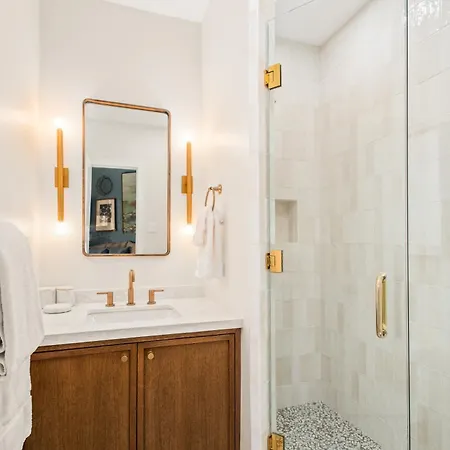 Independence Square 205, Stylish Hotel Room With Ac, Great Location In Aspen-3