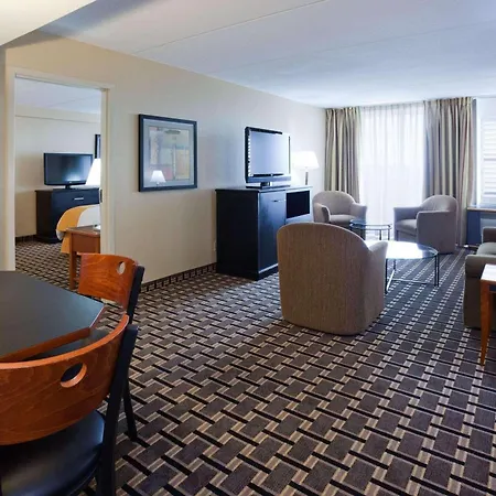 Radisson Hotel Milwaukee West-2