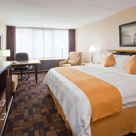 Radisson Hotel Milwaukee West-3