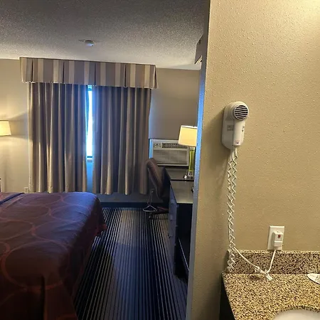 Super 8 By Wyndham Milwaukee Airport-3