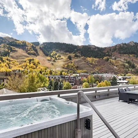 Independence Square 211, Chic Hotel Room With Mountain Views, A/C, & Rooftop Hot Tub-3