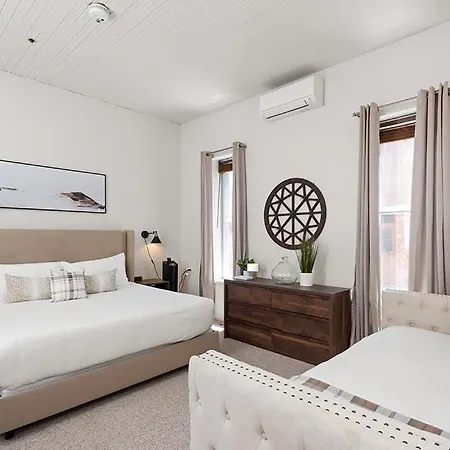 Independence Square 211, Chic Hotel Room With Mountain Views, A/C, & Rooftop Hot Tub-2