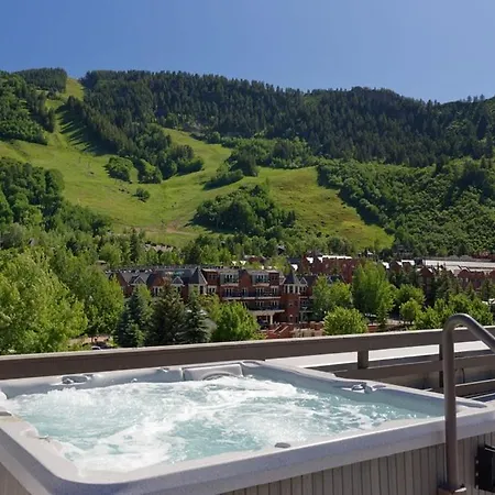 Independence Square Unit 306, Hotel Room With Large Sitting Area & Wet Bar-2