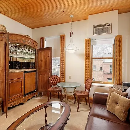 Independence Square Unit 306, Hotel Room With Large Sitting Area & Wet Bar-3