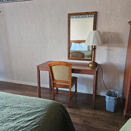 Travelodge By Wyndham Mackinaw City-3