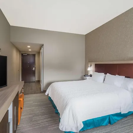 Hampton Inn Newport-3