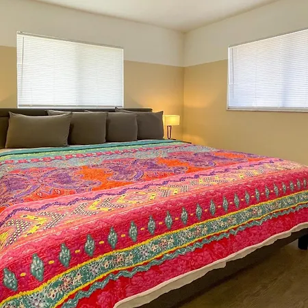 Lazy Cuckoo Inn - Sleek And Stylish Studio Apartments-3