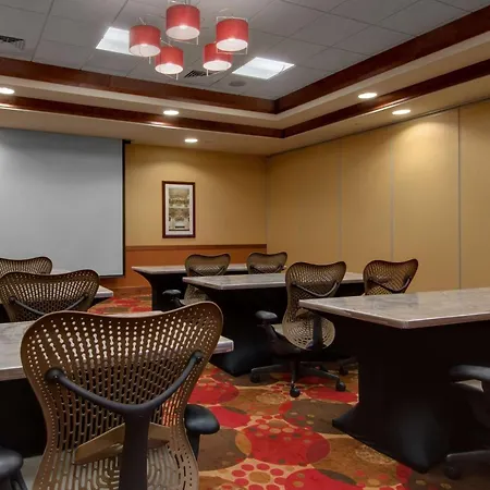 Hilton Garden Inn Milwaukee Airport-3