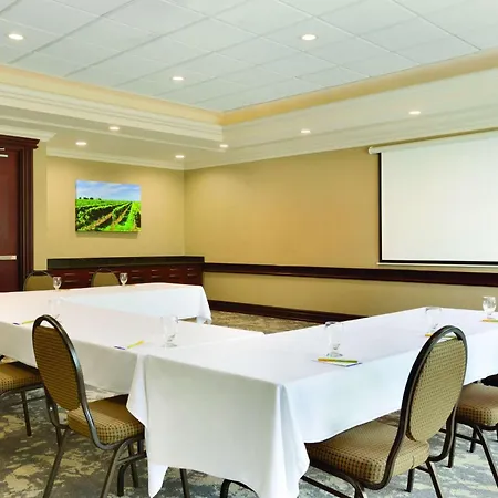 Hilton Garden Inn Niagara-On-The-Lake-3