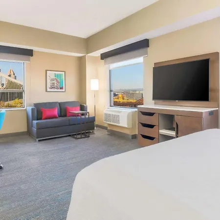 Hampton Inn & Suites Pittsburgh Downtown-2