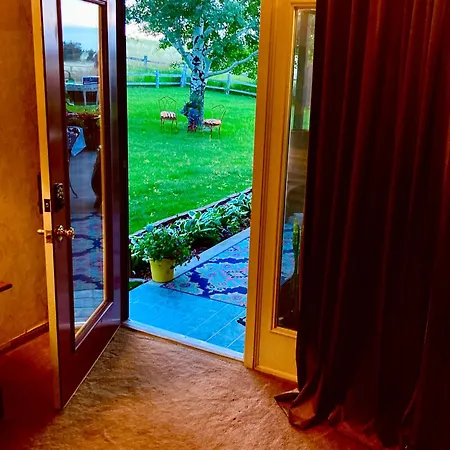 Yellowstone Cattle Baron Ensuite, Private Entrance & Parking - Prairie Rose B&B-2