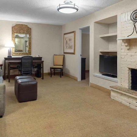 Embassy Suites By Hilton Kansas City Plaza-2