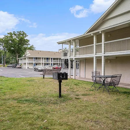 Travelodge By Wyndham Traverse City Mi-3