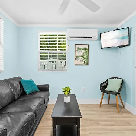 Parrot Beach Cottages Suite #2-2