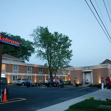 Aashram Hotel By Niagara River-3