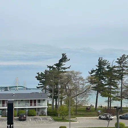 Super 8 By Wyndham Bridgeview Of Mackinaw City-2