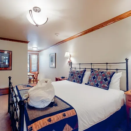 Lion Square Lodge-3