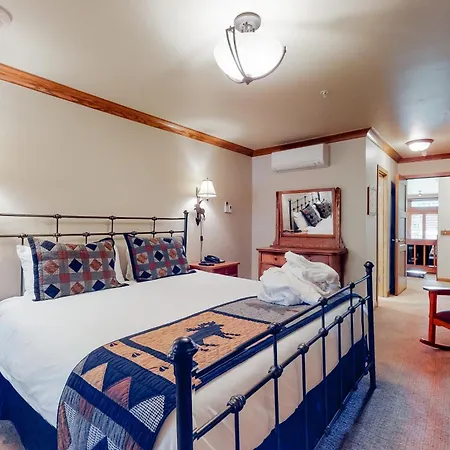 Lion Square Lodge-2