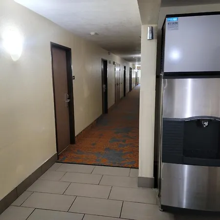 Super8 By Wyndham Nearby Clearwater St Petersburg International Airport-3