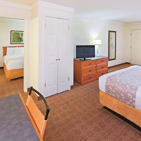 Super 8 By Wyndham San Antonio Near Seaworld Ingram Park-2