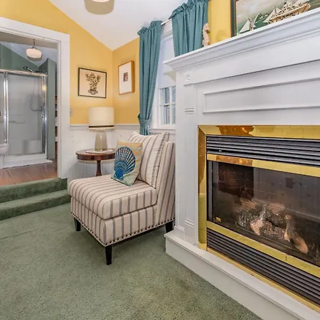 Holiday Guest House Bed & Breakfast-2