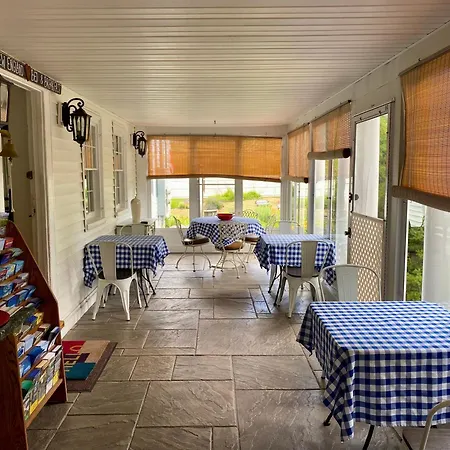 Holiday Guest House Bed & Breakfast-3