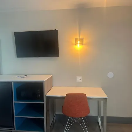 Super 8 By Wyndham Oceanside Downtown-3