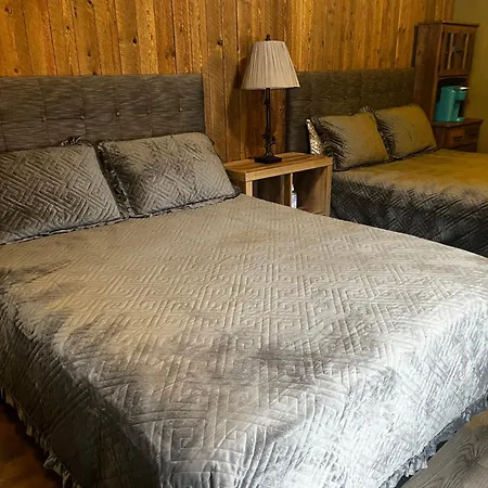 Parkway Yellowstone Guest House Room #1-3