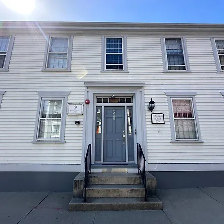Private Historic Inn Downtown Newport-3
